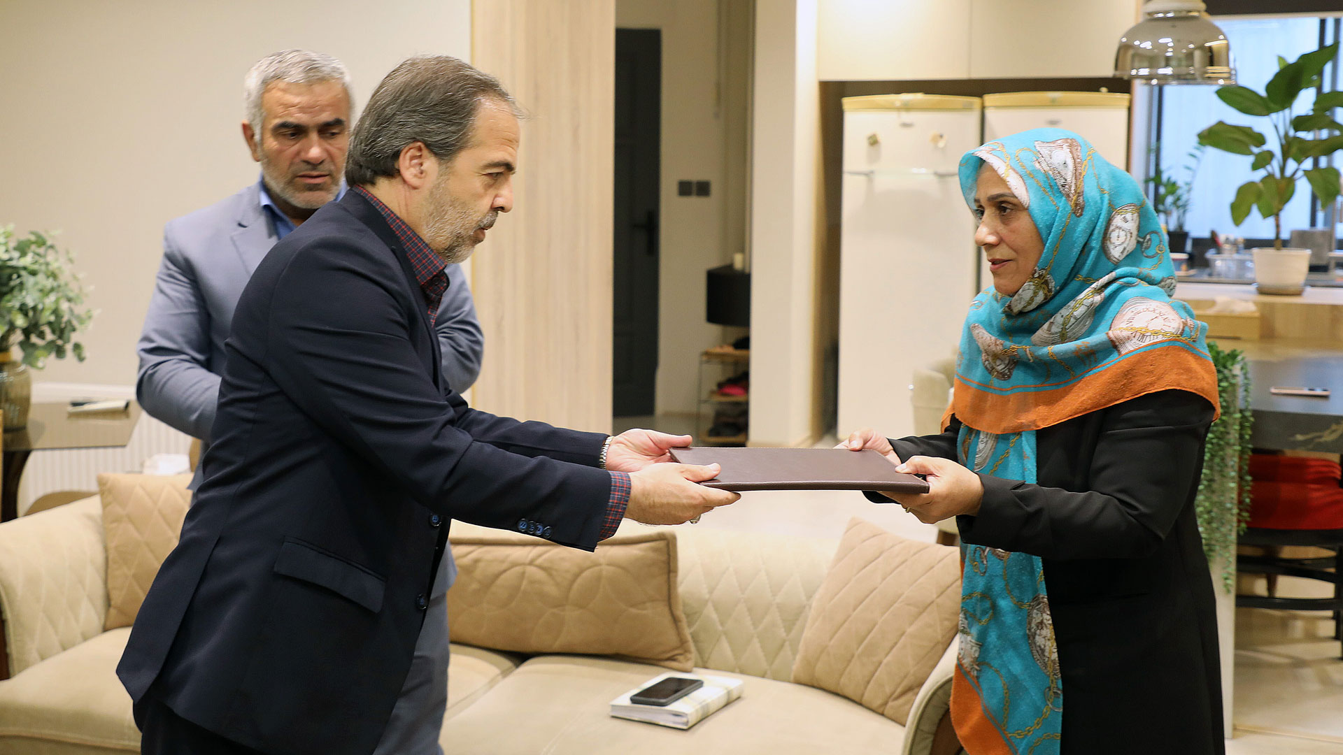 دیدار مسئولان شورای شهر گرگان و بنیاد شهید استان با خانواده شهید مبارزه با مواد مخدر - 3