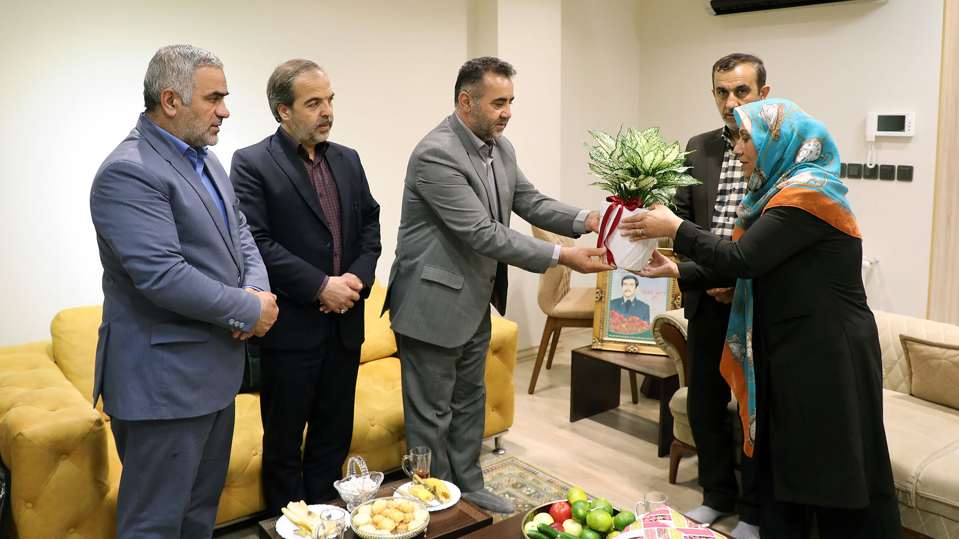 دیدار مسئولان شورای شهر گرگان و بنیاد شهید استان با خانواده شهید مبارزه با مواد مخدر - 4