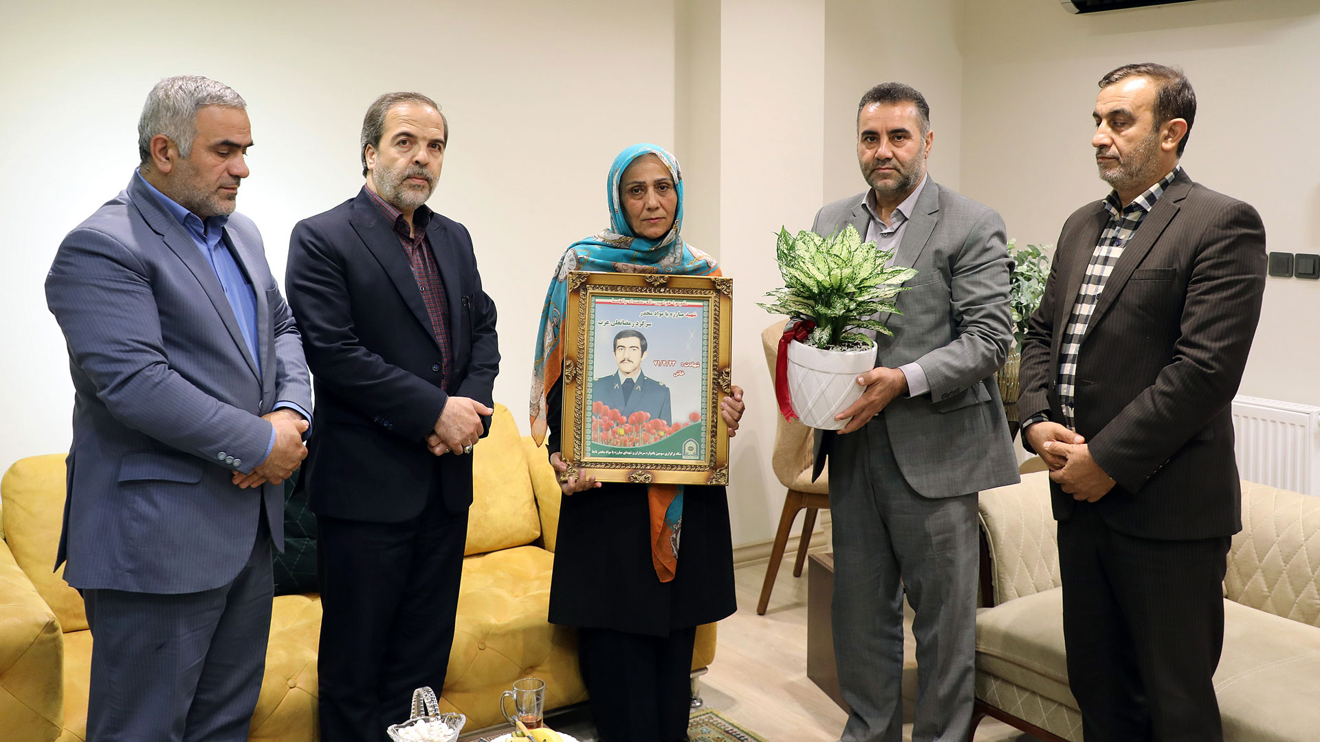 دیدار مسئولان شورای شهر گرگان و بنیاد شهید استان با خانواده شهید مبارزه با مواد مخدر - 6