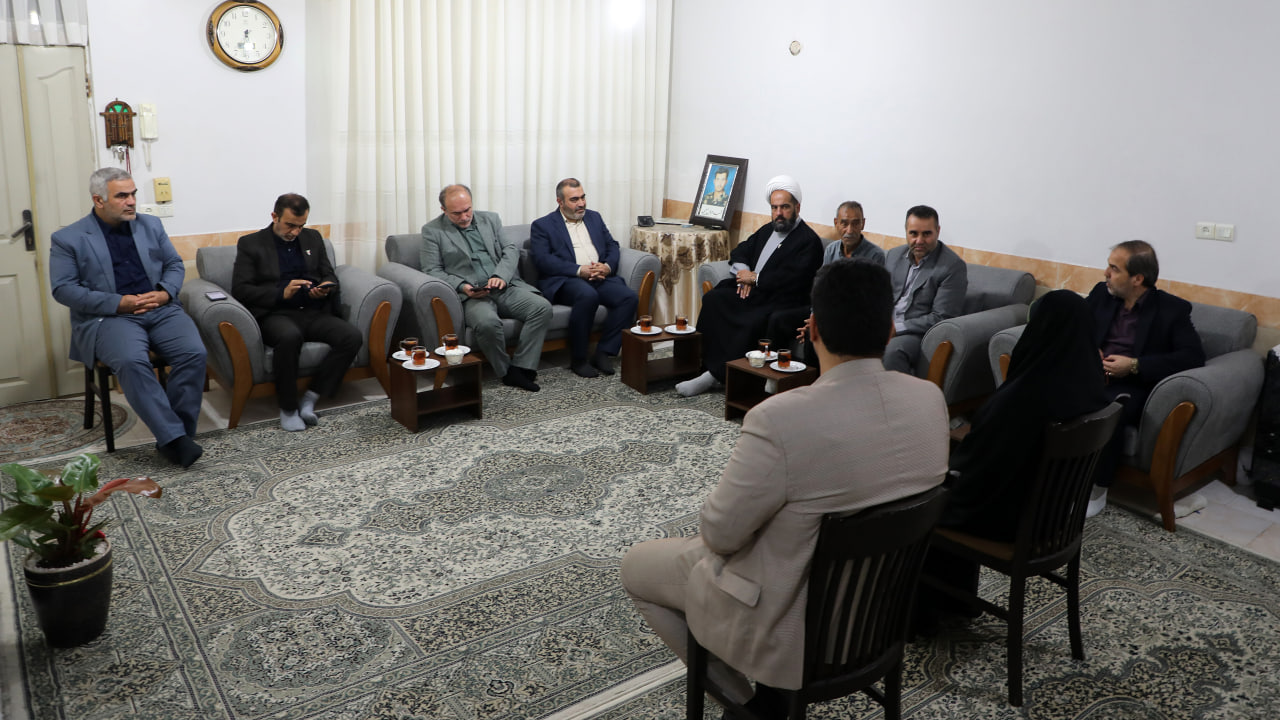 دیدار مسئولان شهری و بنیاد شهید با خانواده شهید عباس حبیبی نامقی - 2