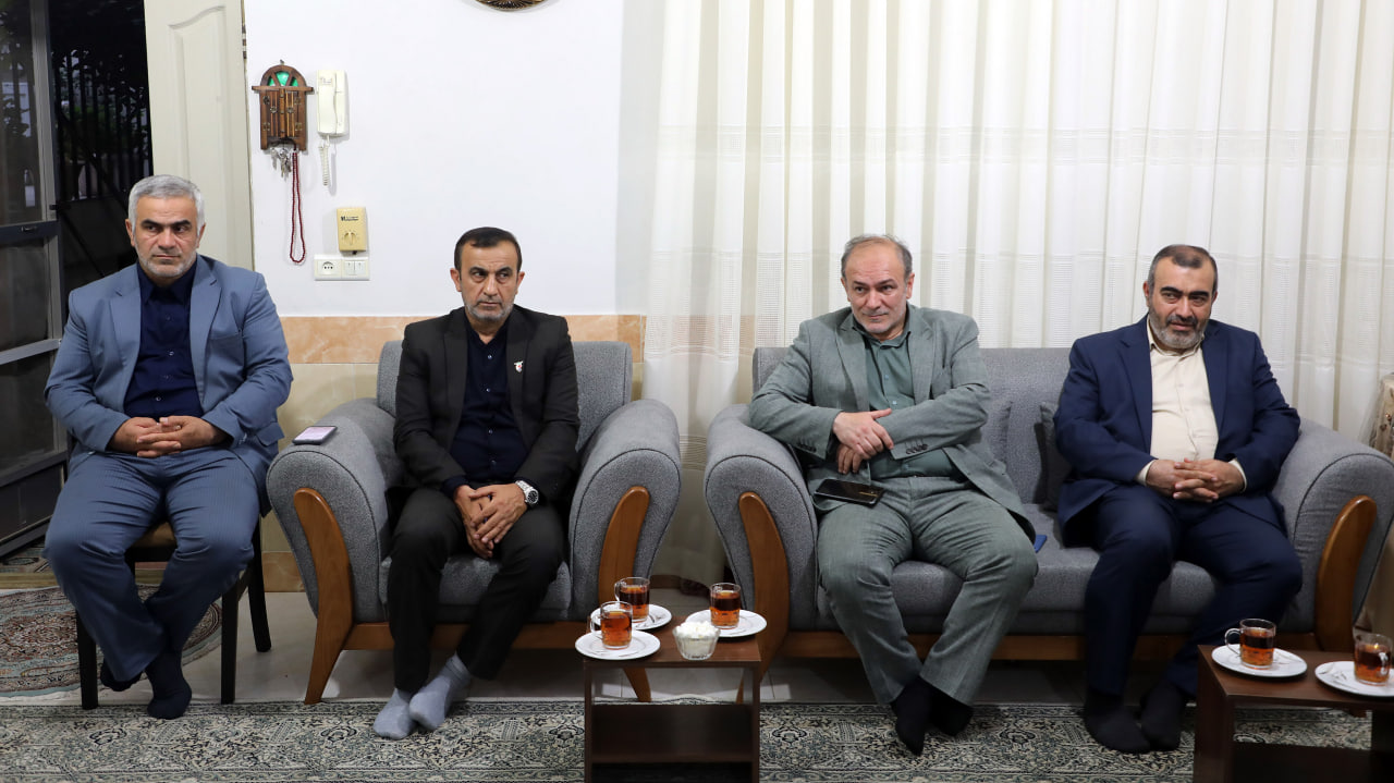 دیدار مسئولان شهری و بنیاد شهید با خانواده شهید عباس حبیبی نامقی - 4