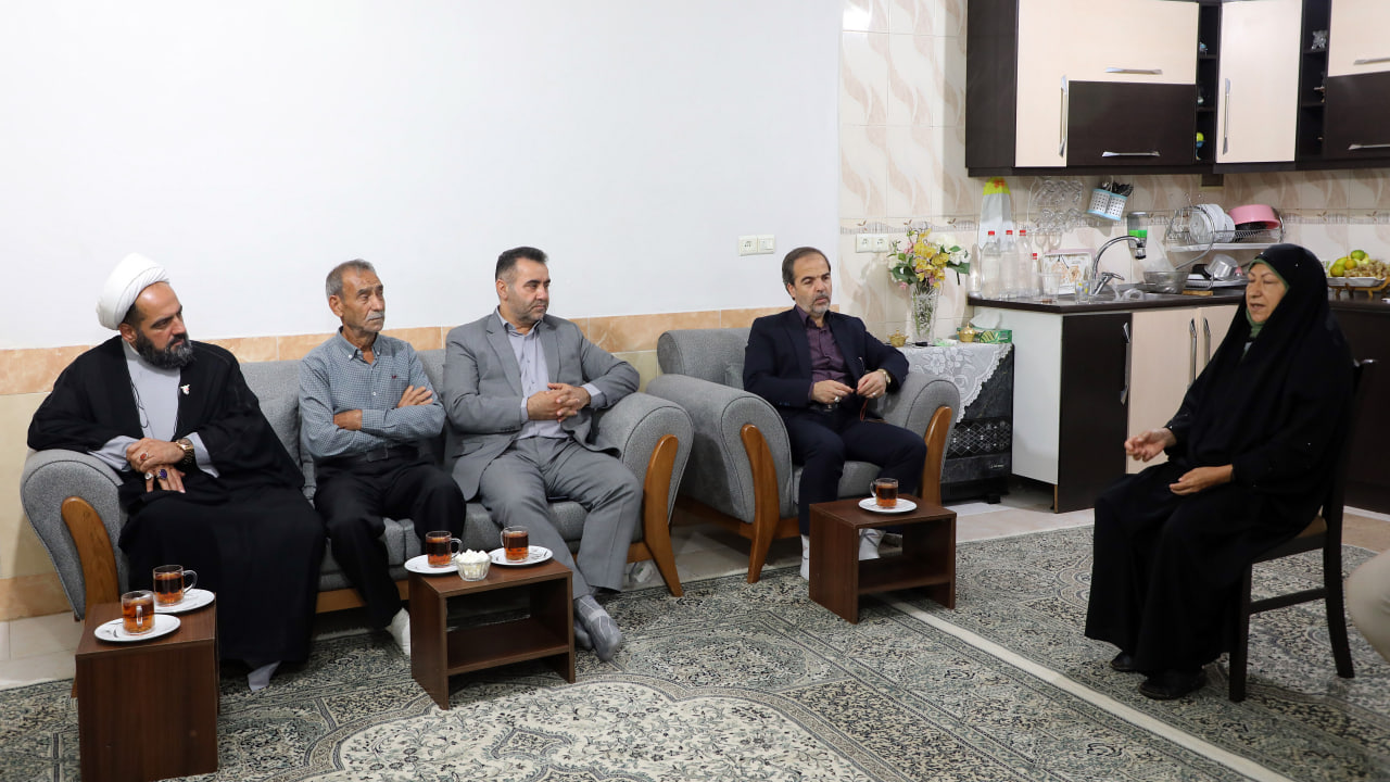 دیدار مسئولان شهری و بنیاد شهید با خانواده شهید عباس حبیبی نامقی - 6