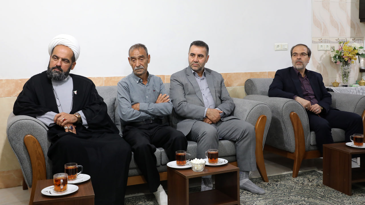 دیدار مسئولان شهری و بنیاد شهید با خانواده شهید عباس حبیبی نامقی - 7