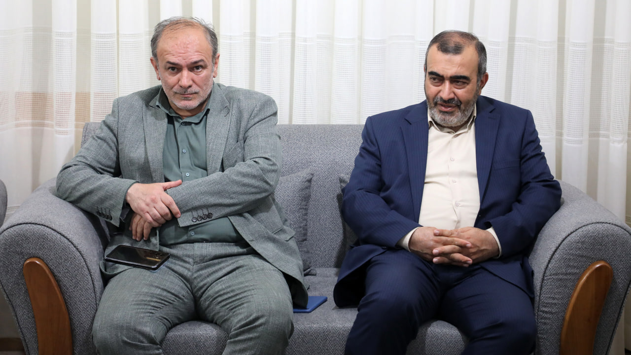 دیدار مسئولان شهری و بنیاد شهید با خانواده شهید عباس حبیبی نامقی - 8