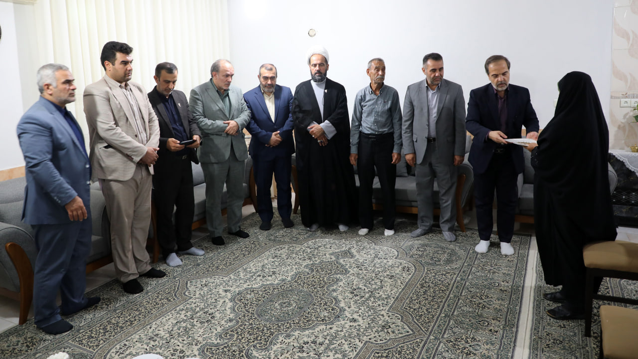 دیدار مسئولان شهری و بنیاد شهید با خانواده شهید عباس حبیبی نامقی - 9