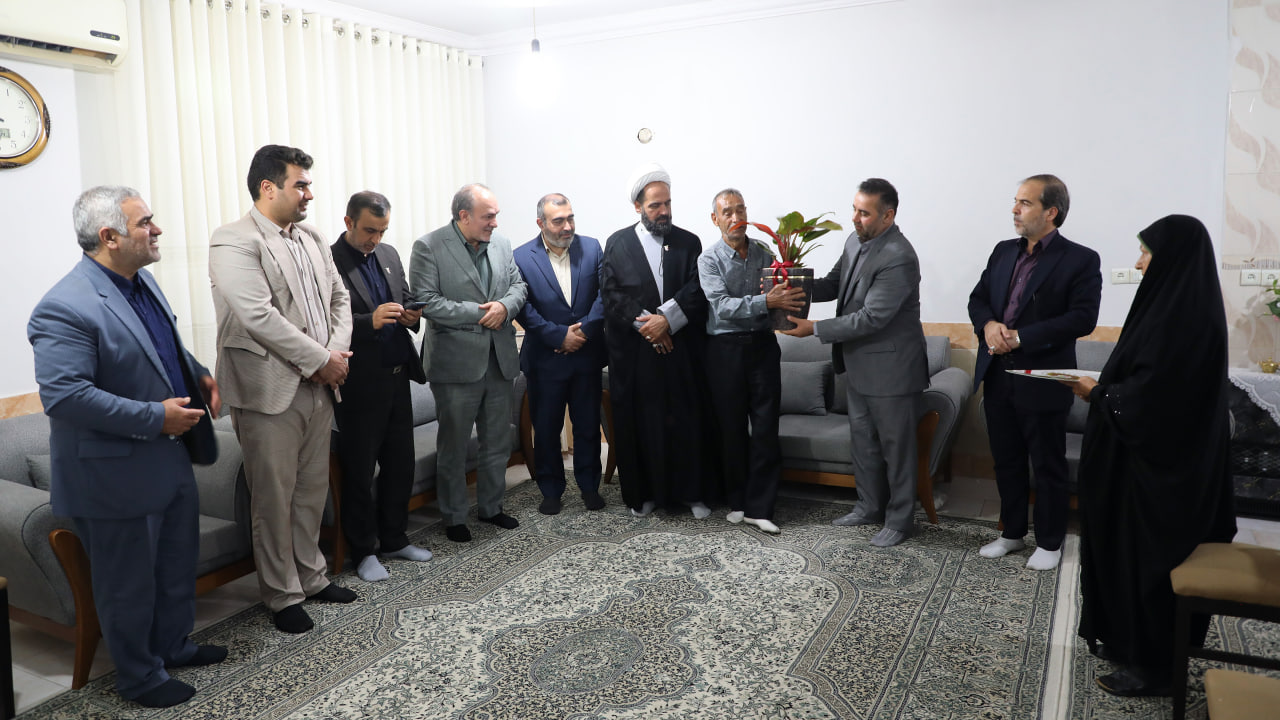 دیدار مسئولان شهری و بنیاد شهید با خانواده شهید عباس حبیبی نامقی - 10