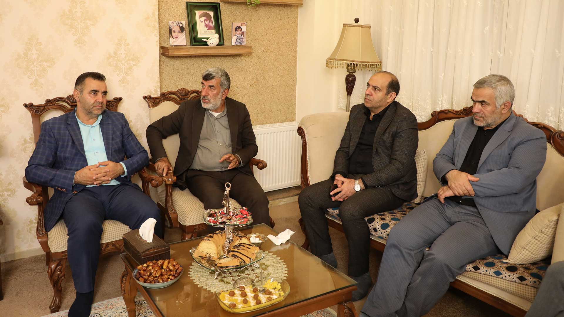 دیدار رئیس شورای شهر و شهردار گرگان با خانواده شهید حسین مقصودلو - 7