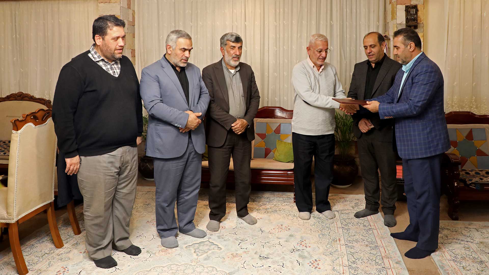 دیدار رئیس شورای شهر و شهردار گرگان با خانواده شهید حسین مقصودلو - 6