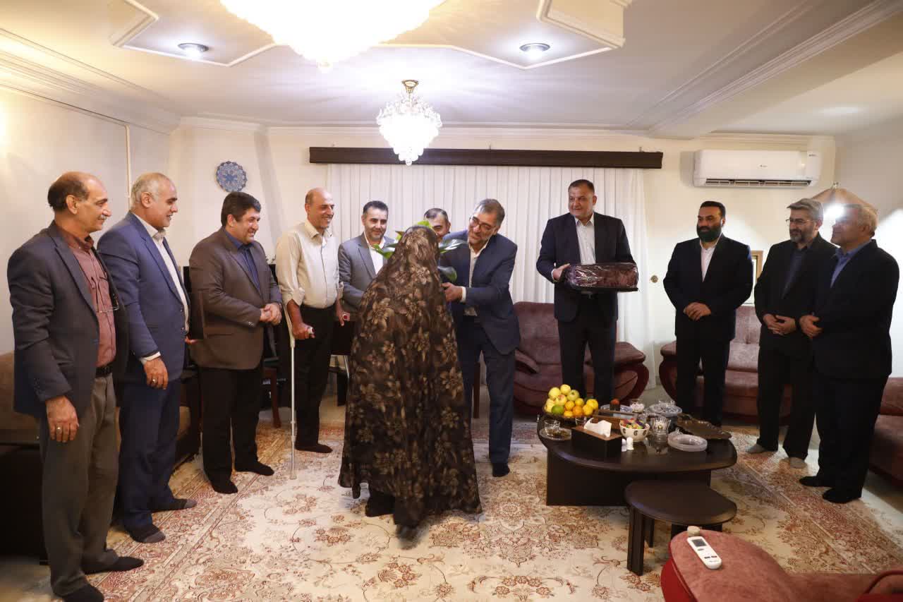 دیدار اعضای شورای شهر گرگان با جانباز داود عامری و تجلیل از همسر فداکار و رئیس ورزش و جوانان شهرستان - 7