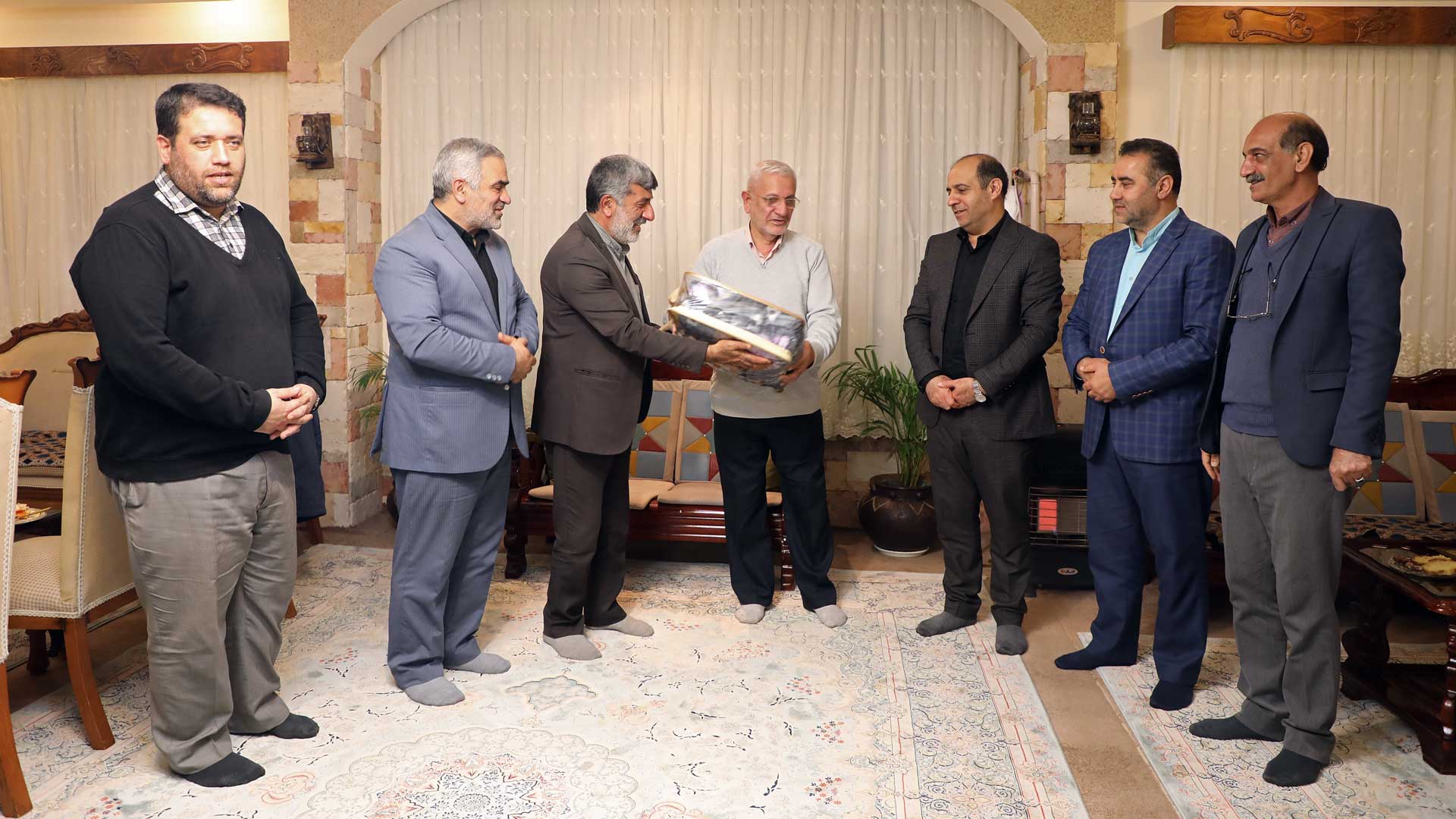 دیدار رئیس شورای شهر و شهردار گرگان با خانواده شهید حسین مقصودلو - 9