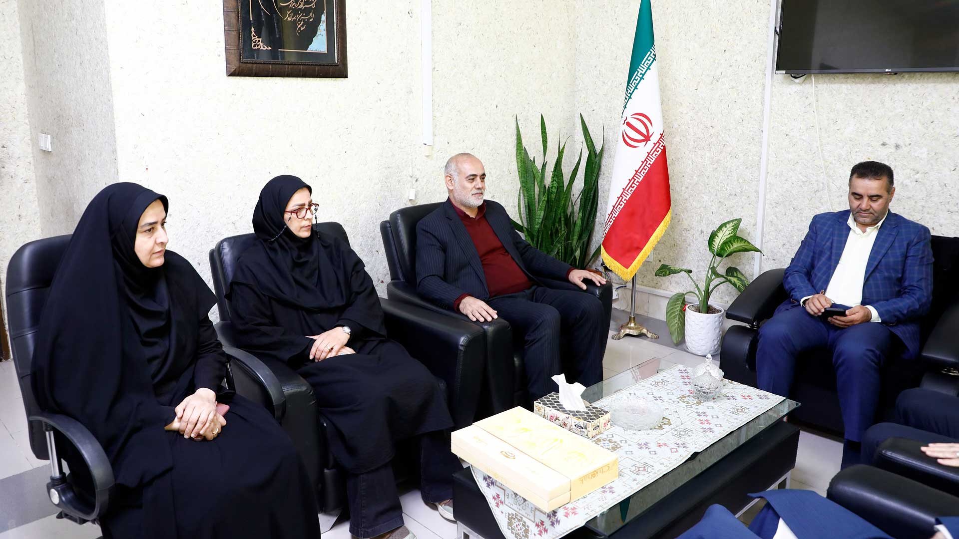 بازدید رئیس و اعضای شورای اسلامی شهر گرگان از کتابخانه عمومی میرفندرسکی - 3