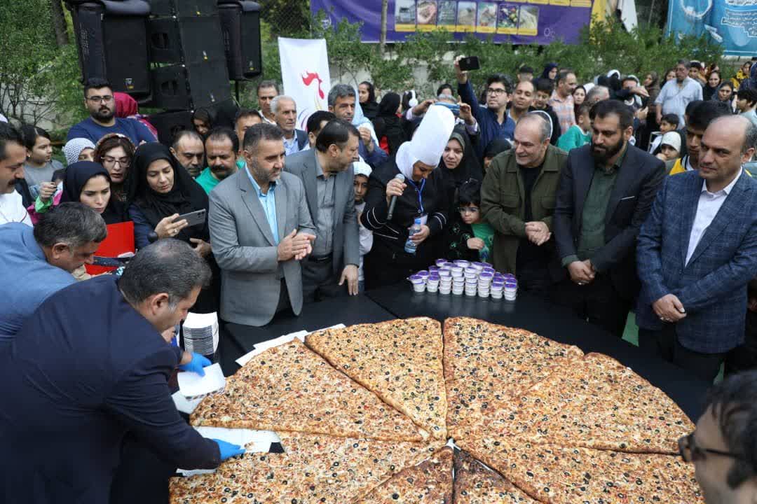 حضور رئیس و اعضای شورای اسلامی شهر گرگان در جشنواره آبزیان و رونمایی از بزرگ‌ترین پیتزای ایران - 3