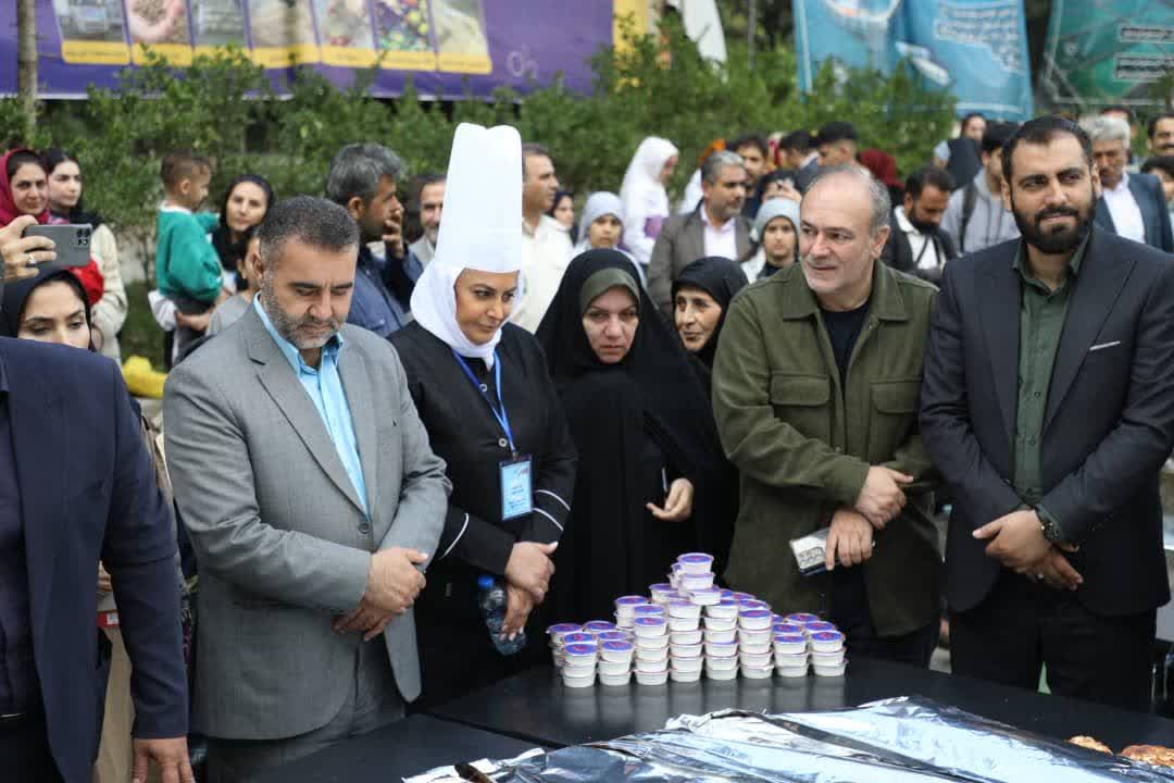 حضور رئیس و اعضای شورای اسلامی شهر گرگان در جشنواره آبزیان و رونمایی از بزرگ‌ترین پیتزای ایران - 8