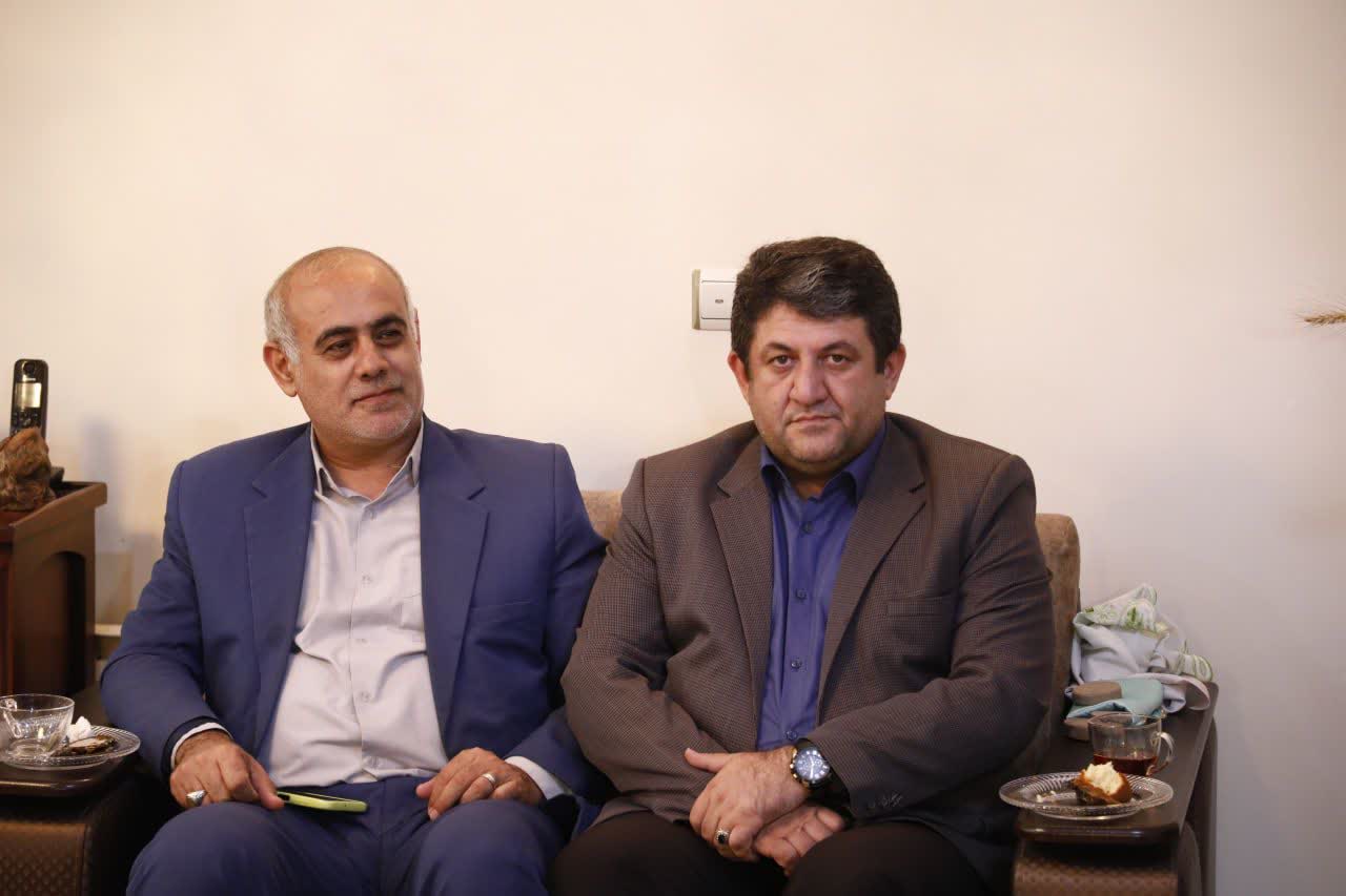 دیدار اعضای شورای شهر گرگان با جانباز داود عامری و تجلیل از همسر فداکار و رئیس ورزش و جوانان شهرستان - 3