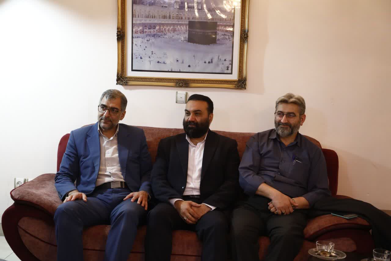 دیدار اعضای شورای شهر گرگان با جانباز داود عامری و تجلیل از همسر فداکار و رئیس ورزش و جوانان شهرستان - 8