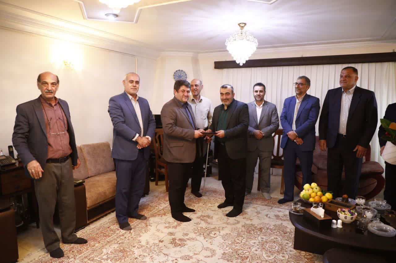 دیدار اعضای شورای شهر گرگان با جانباز داود عامری و تجلیل از همسر فداکار و رئیس ورزش و جوانان شهرستان - 6