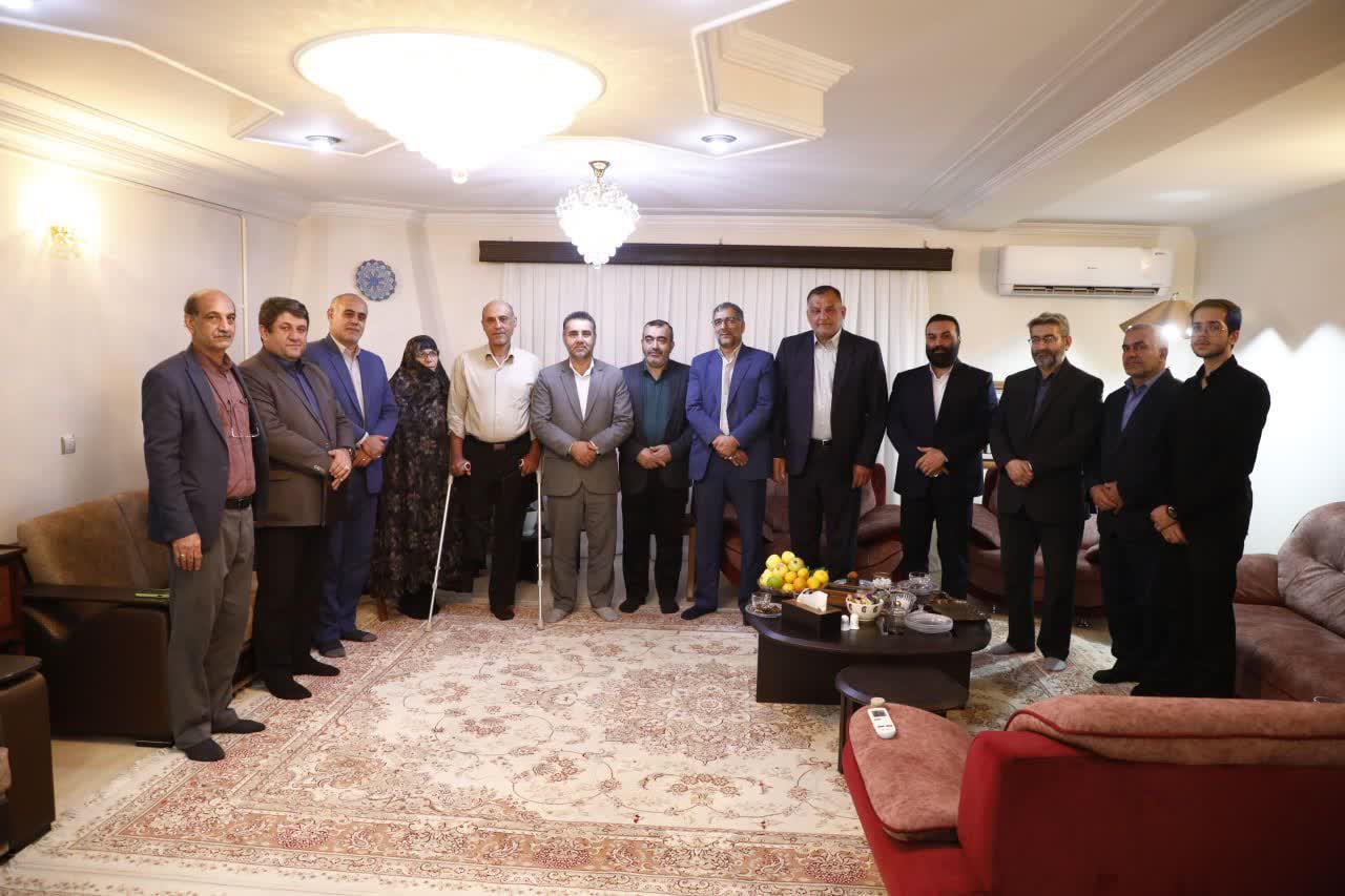 دیدار اعضای شورای شهر گرگان با جانباز داود عامری و تجلیل از همسر فداکار و رئیس ورزش و جوانان شهرستان - 9