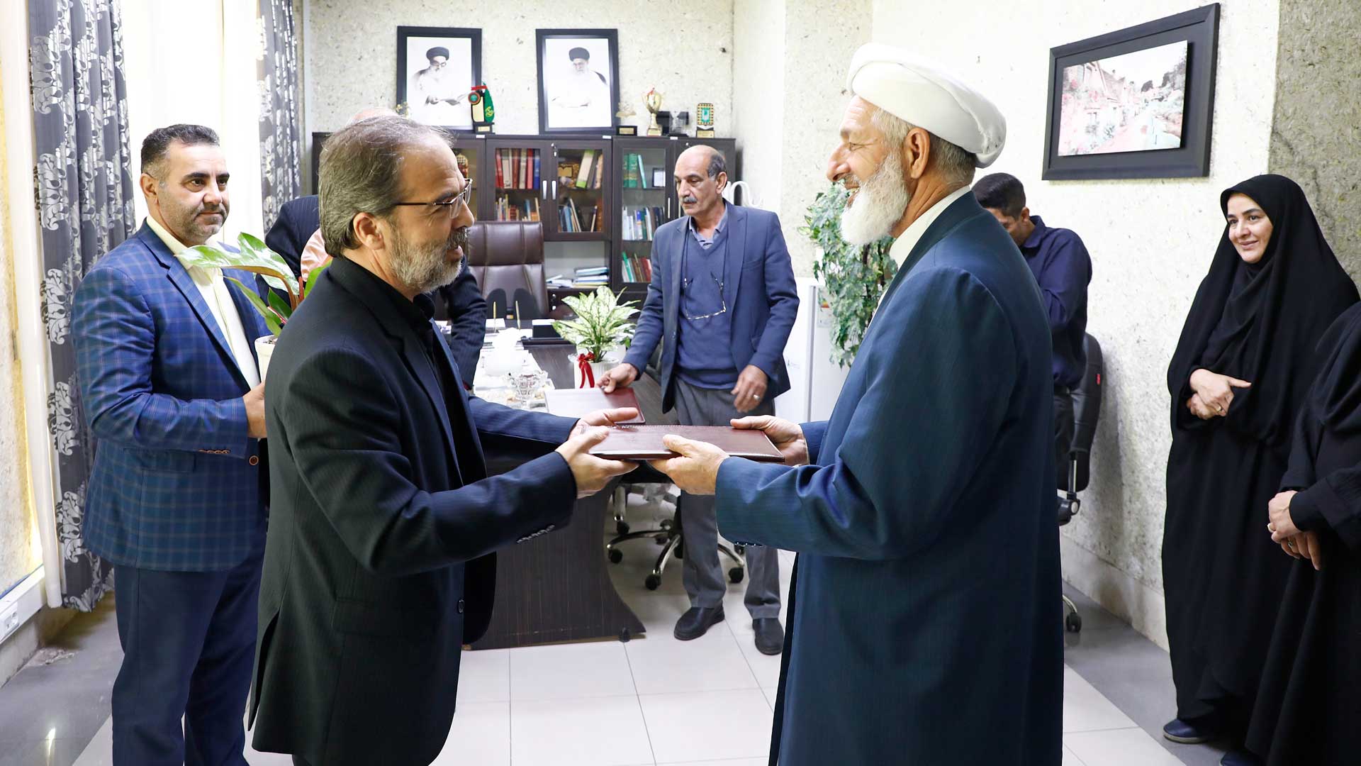 بازدید رئیس و اعضای شورای اسلامی شهر گرگان از کتابخانه عمومی میرفندرسکی - 8