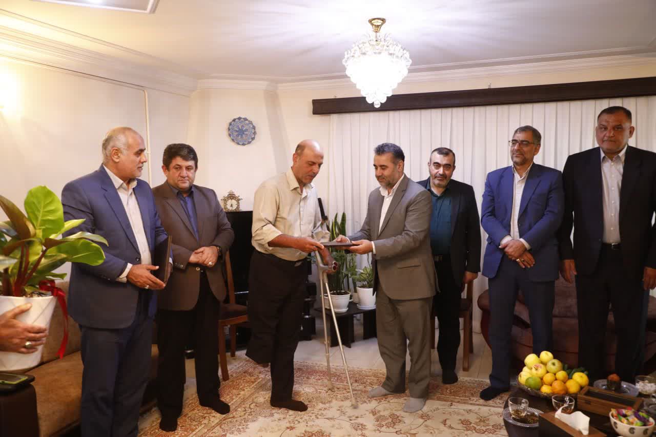 دیدار اعضای شورای شهر گرگان با جانباز داود عامری و تجلیل از همسر فداکار و رئیس ورزش و جوانان شهرستان - 5