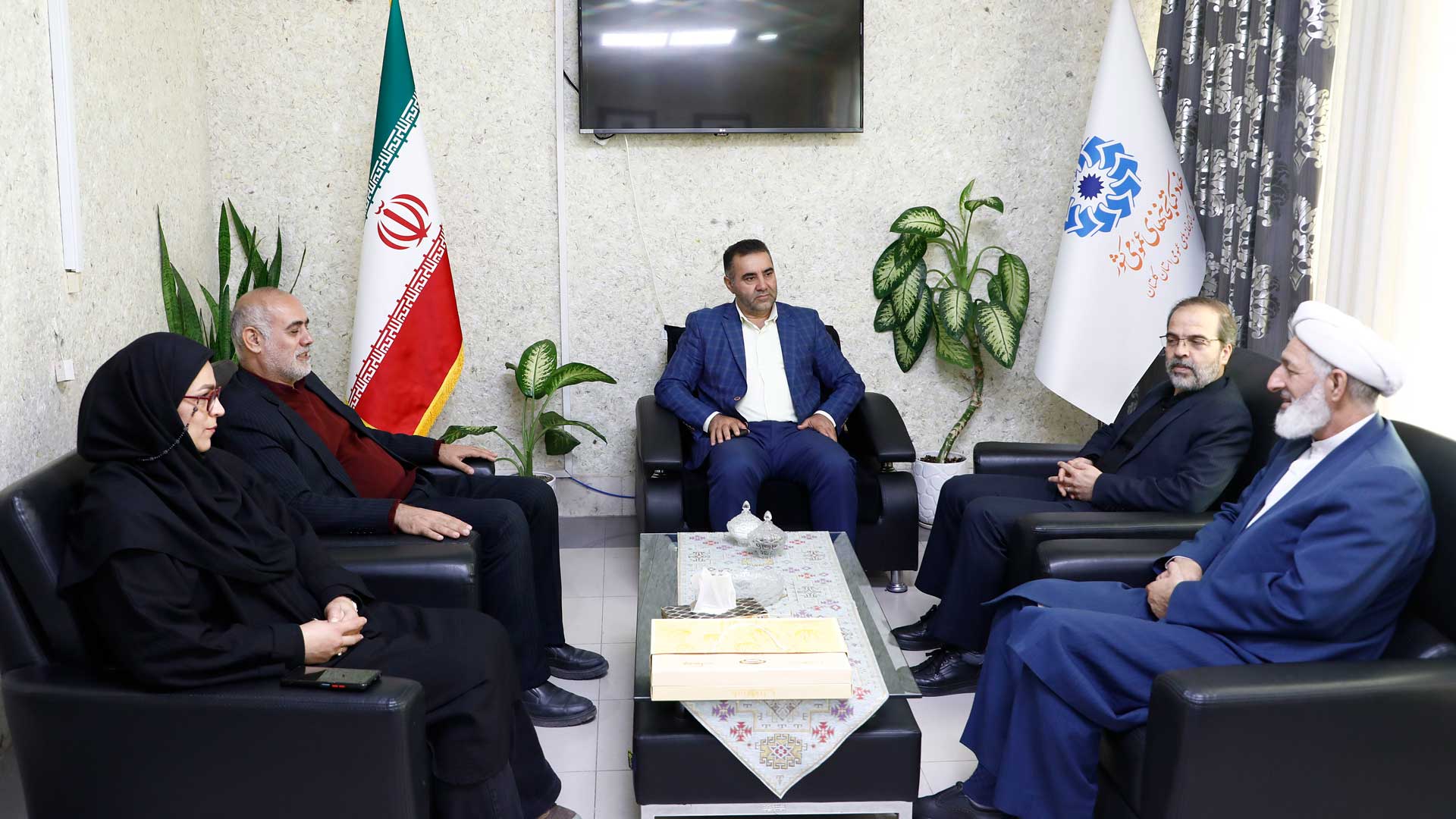 بازدید رئیس و اعضای شورای اسلامی شهر گرگان از کتابخانه عمومی میرفندرسکی - 2