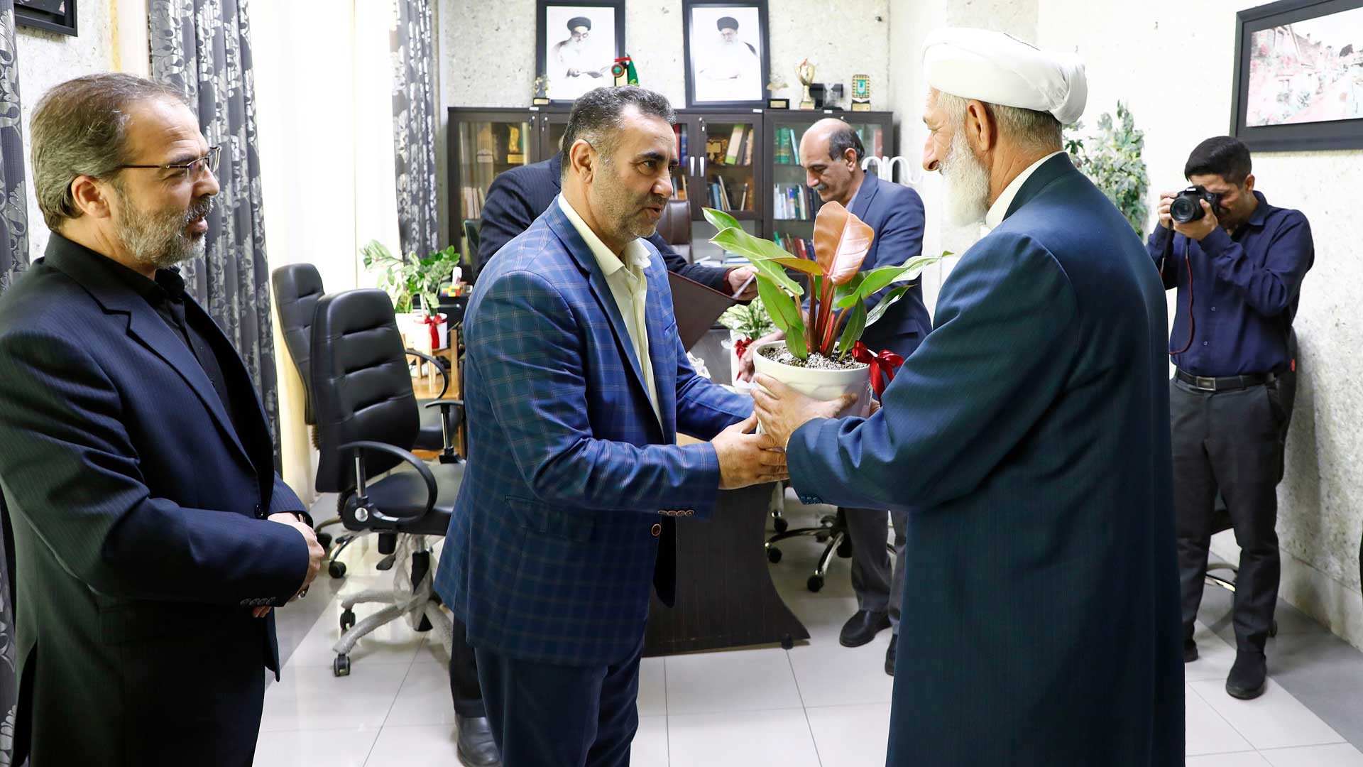 بازدید رئیس و اعضای شورای اسلامی شهر گرگان از کتابخانه عمومی میرفندرسکی - 10