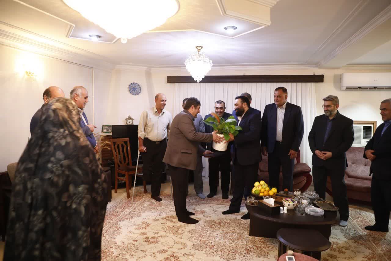 دیدار اعضای شورای شهر گرگان با جانباز داود عامری و تجلیل از همسر فداکار و رئیس ورزش و جوانان شهرستان - 4