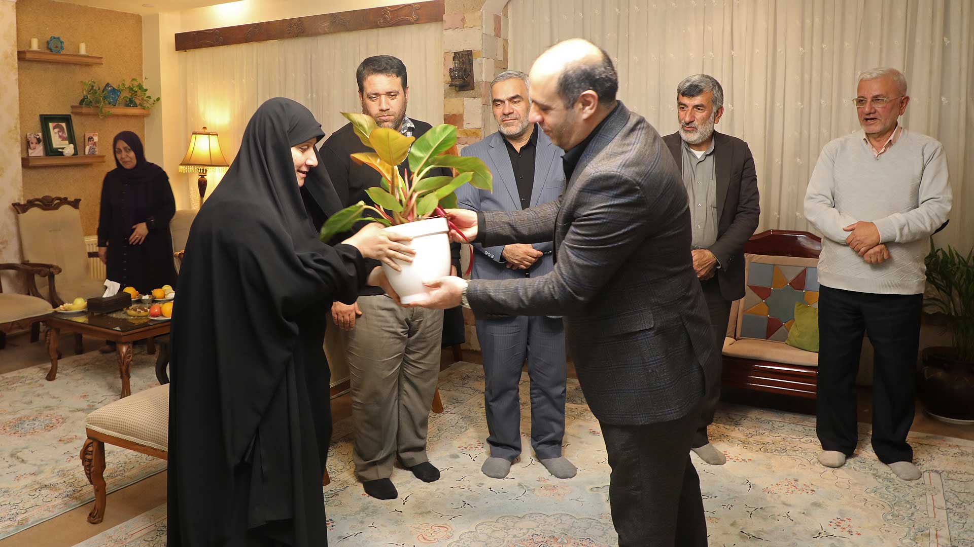 دیدار رئیس شورای شهر و شهردار گرگان با خانواده شهید حسین مقصودلو - 3