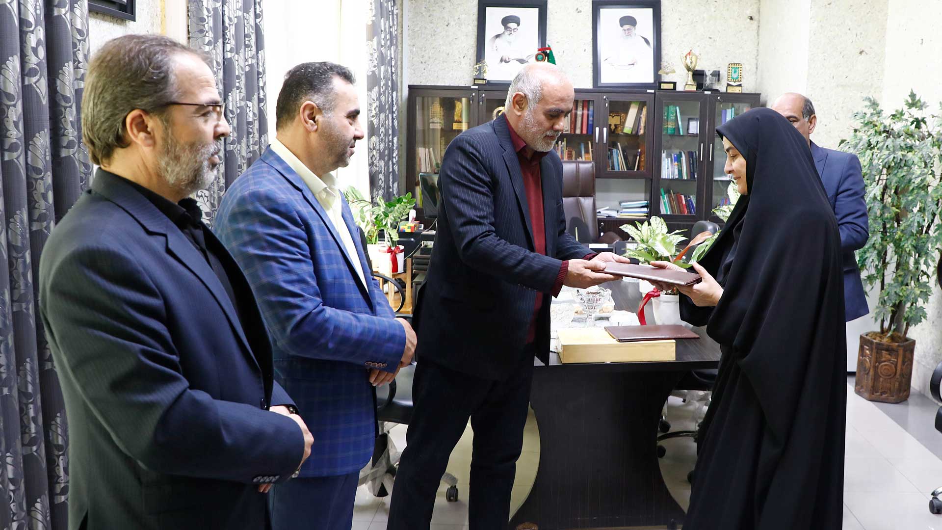 بازدید رئیس و اعضای شورای اسلامی شهر گرگان از کتابخانه عمومی میرفندرسکی - 5