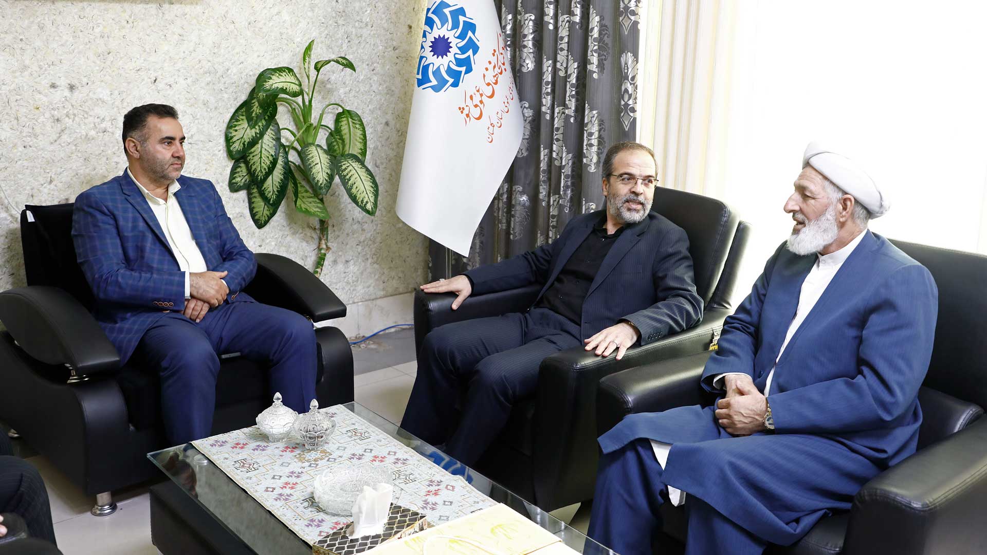 بازدید رئیس و اعضای شورای اسلامی شهر گرگان از کتابخانه عمومی میرفندرسکی - 9