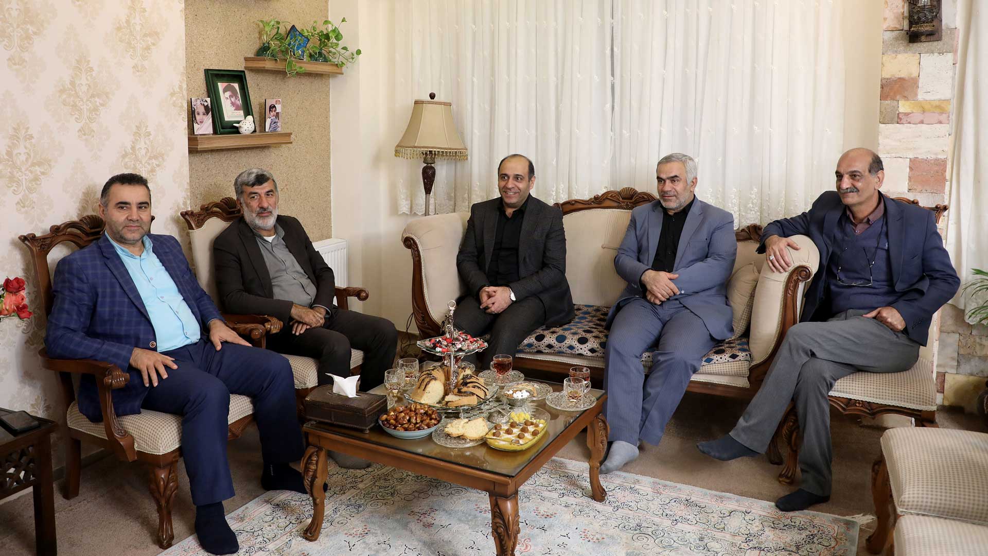 دیدار رئیس شورای شهر و شهردار گرگان با خانواده شهید حسین مقصودلو - 8