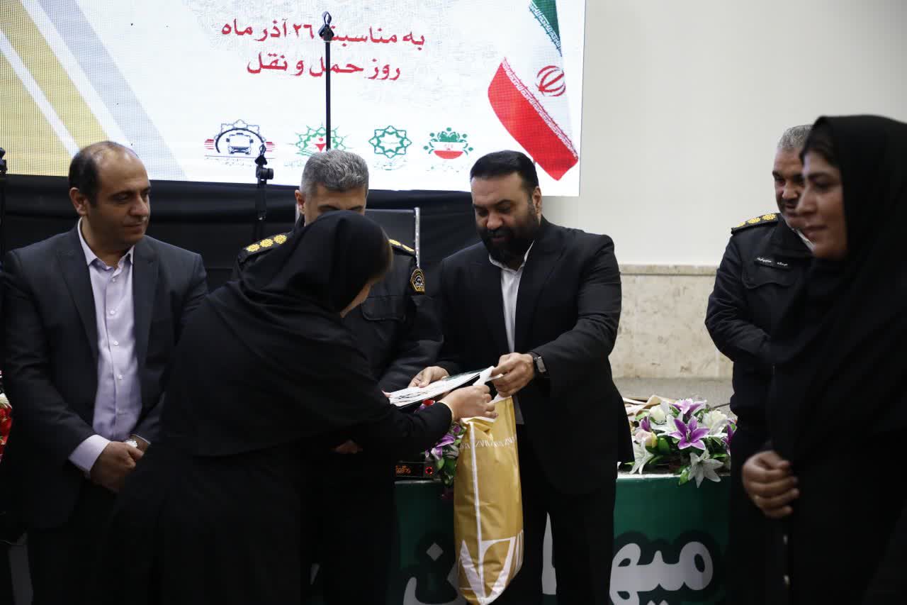 مراسم تقدیر از زحمتکشان حمل&zwnj;ونقل عمومی شهر گرگان همزمان با ۲۶ آذر، روز حمل&zwnj;ونقل، با حضور اعضای شورای اسلامی شهر گرگان - 8