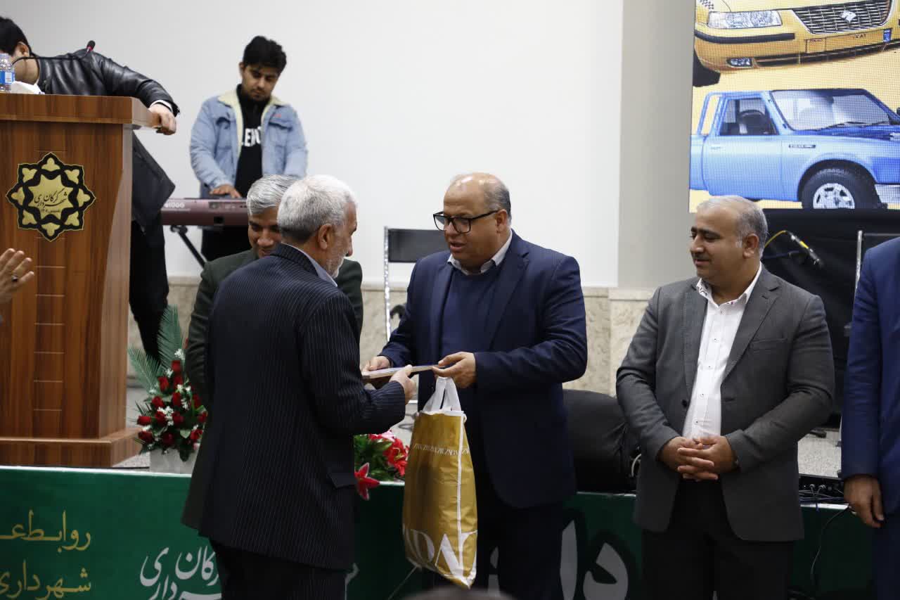 مراسم تقدیر از زحمتکشان حمل&zwnj;ونقل عمومی شهر گرگان همزمان با ۲۶ آذر، روز حمل&zwnj;ونقل، با حضور اعضای شورای اسلامی شهر گرگان - 11