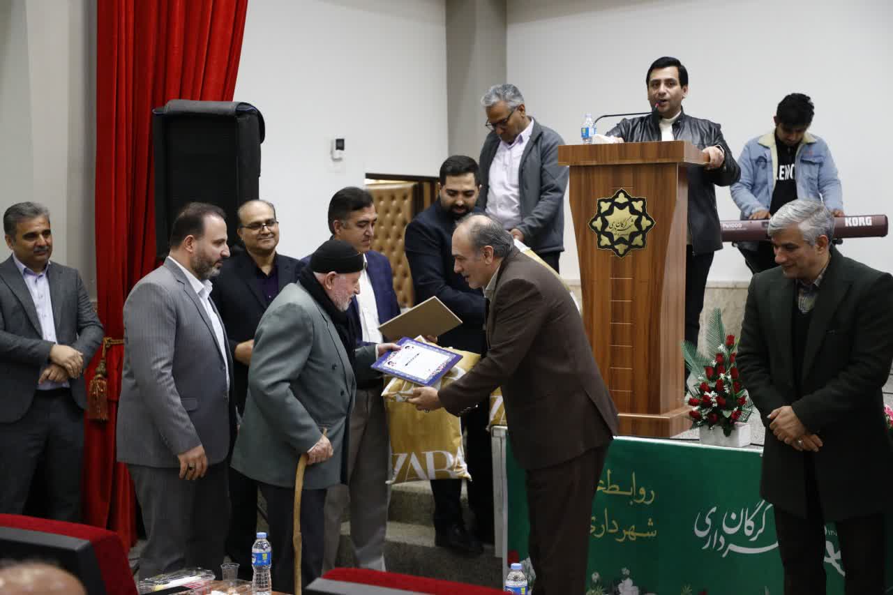 مراسم تقدیر از زحمتکشان حمل&zwnj;ونقل عمومی شهر گرگان همزمان با ۲۶ آذر، روز حمل&zwnj;ونقل، با حضور اعضای شورای اسلامی شهر گرگان - 10