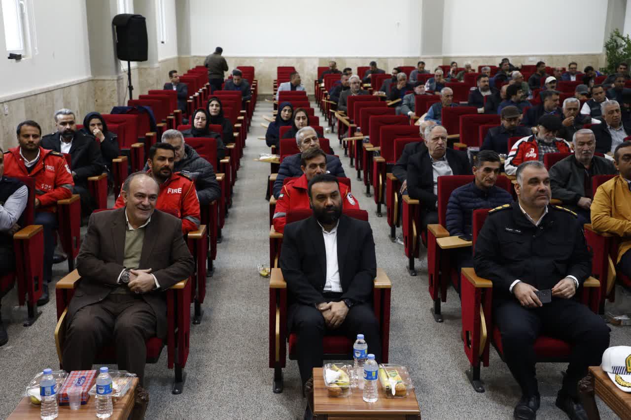 مراسم تقدیر از زحمتکشان حمل&zwnj;ونقل عمومی شهر گرگان همزمان با ۲۶ آذر، روز حمل&zwnj;ونقل، با حضور اعضای شورای اسلامی شهر گرگان - 7