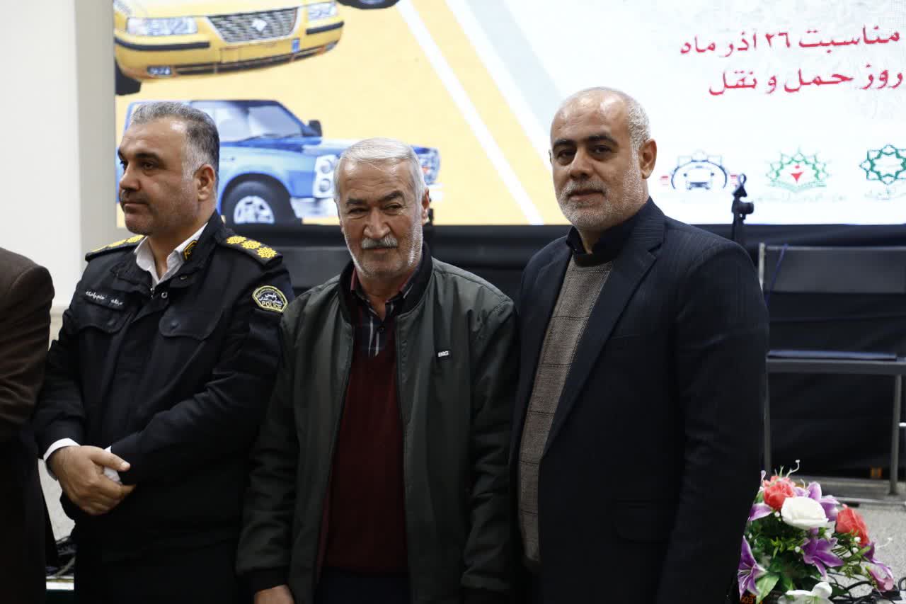 مراسم تقدیر از زحمتکشان حمل&zwnj;ونقل عمومی شهر گرگان همزمان با ۲۶ آذر، روز حمل&zwnj;ونقل، با حضور اعضای شورای اسلامی شهر گرگان - 12