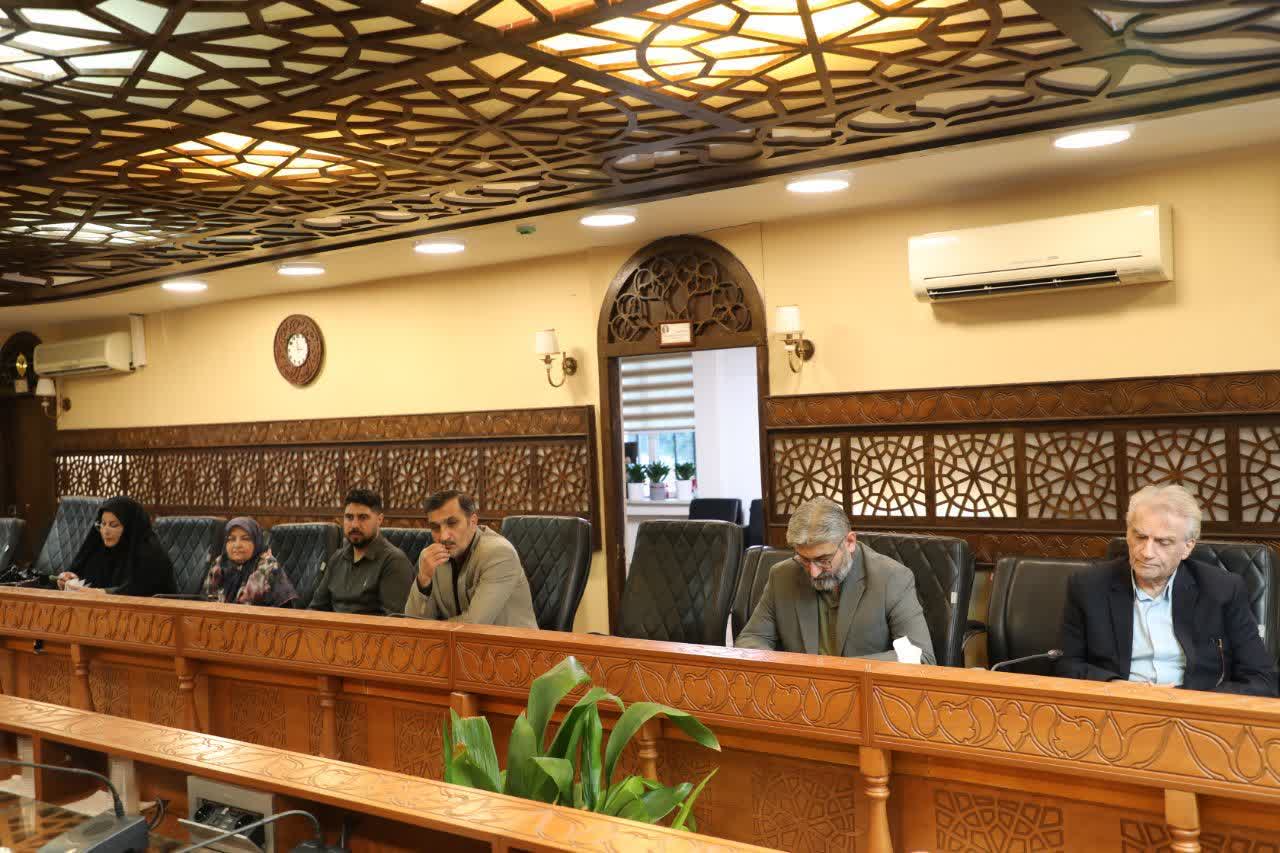 نشست بررسی خدمات حقوقی شهروندی و معرفی اثر جدید ادبی در کمیسیون فرهنگی شورا - 7