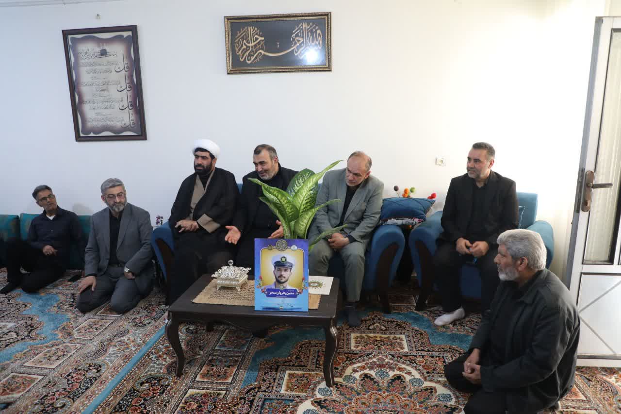 تجلیل از خانواده شهدای ناوشکن دنا در کمی...